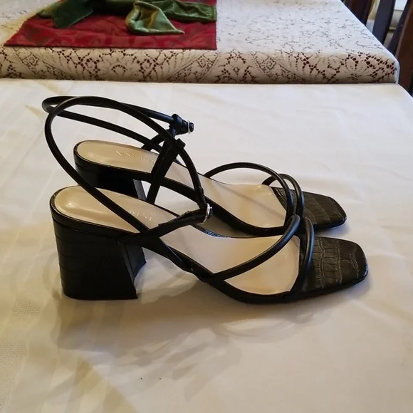 Nine West Wingrayce Black Strappy Chunky Heel Sandals - Picture 3 of 9